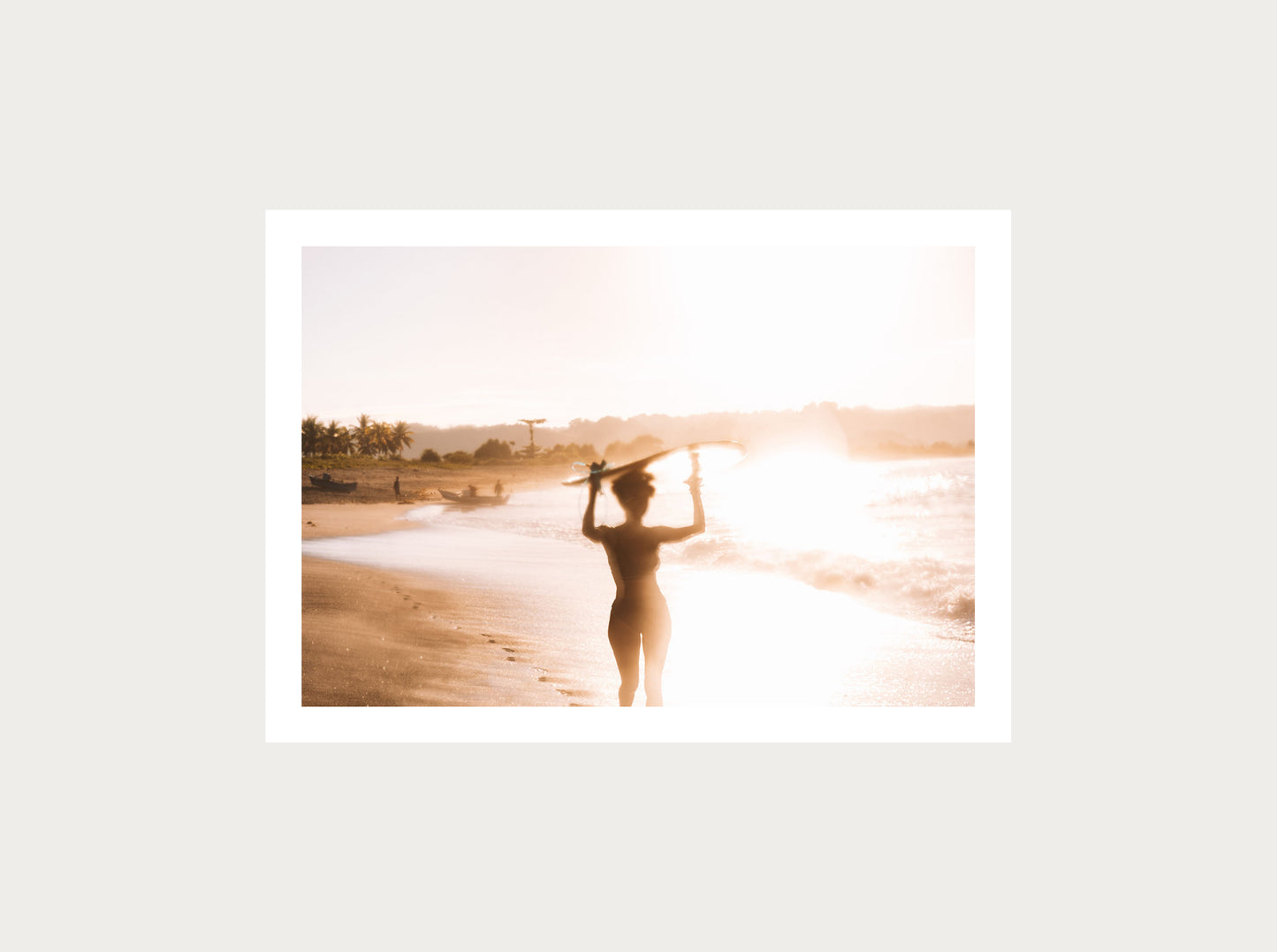 Surfeur au lever du soleil